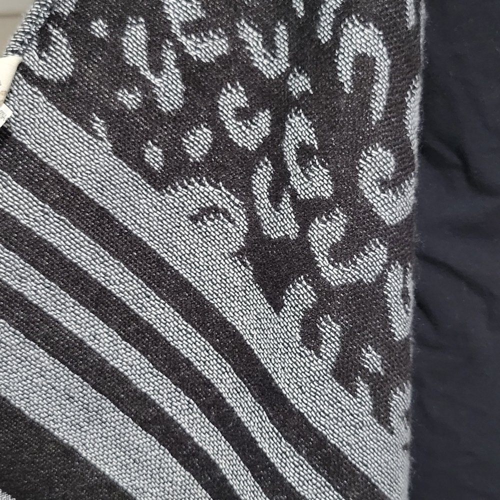 Southern Stitch Women's Leopard Knit Woven Poncho Cape O/S Black Gray Fringe - Picture 9 of 12